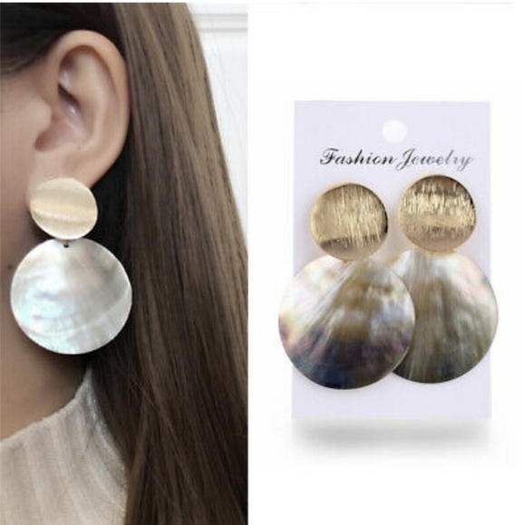 Gorgeous gold shell disc earrings - Picture 2 of 8